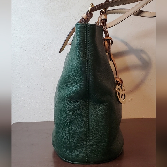 Beautiful Emerald Michael Kors - Picture 5 of 12